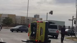 Машина скорой помощи опрокинулась в Актау
