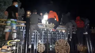 Митингующие в Бишкеке попытались прорваться к Белому дому