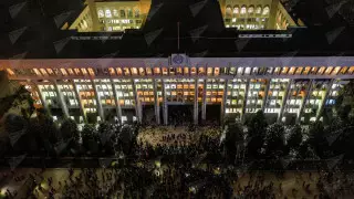 Протестующие в Бишкеке захватили Белый дом