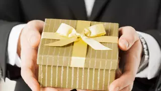 Токаев подписал закон: чиновникам нельзя дарить подарки