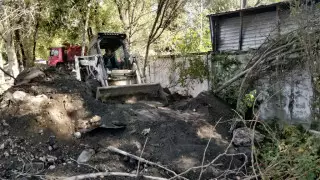 Строители закопали мусор и сломали деревья на бульваре в Алматы