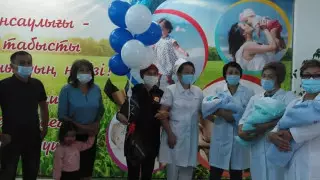 Мама двойняшек родила тройню в Жамбылской области. Теперь в семье 6 детей