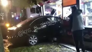Алматинец не справился со своим Lexus и врезался в донерную