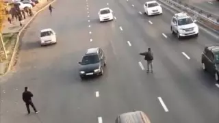 Опасную "прогулку" алматинца по Саина обсуждает Казнет