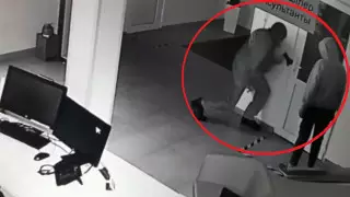 Охранник и школьница пытались с топором ограбить автоцентр в Нур-Султане