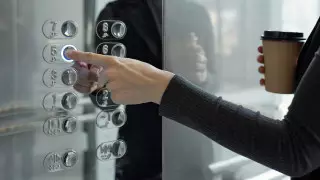 Едва не задохнулись в лифте: озвучены подробности ЧП в Алматы