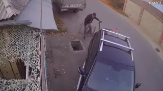 Самокатчик - похититель решеток попал на видео в Алматы