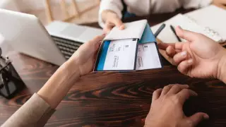 Алматинке продали фальшивые путевки за 7 миллионов тенге