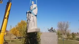 "Я могу это исправить". Автор памятника Кунаеву ответил на критику