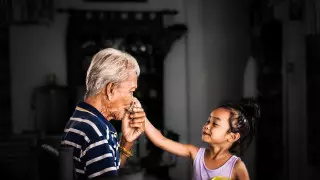 Старики заражают детей коронавирусом, а не наоборот - эксперт