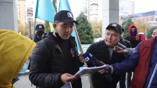 Недовольные выходом "Бората-2" алматинцы пришли к консульству США