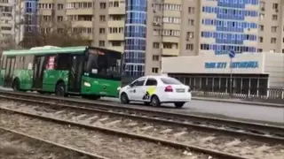 Таксист не пустил автобус по встречке в Алматы