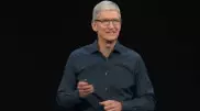 Глава Apple посоветовал чаще смотреть в глаза человека, а не на смартфон