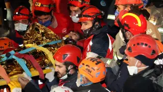 3-летнюю девочку спасли спустя 65 часов после землетрясения в Измире