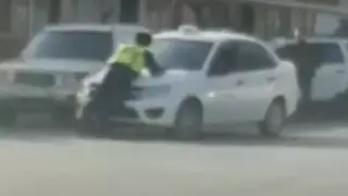 Полицейского протащили на капоте авто в Кызылорде