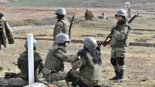 Жена Пашиняна заявила о готовности армянского женского отряда к боям в Карабахе