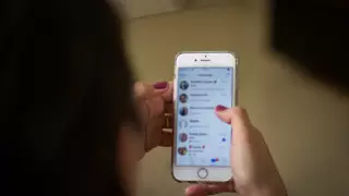 В Акмолинской области девушка попросила телефон, чтобы позвонить, и перевела себе деньги