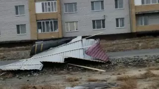 Ветер повредил здания в ВКО, а Павлодар остался без света