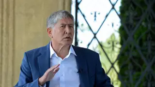 Атамбаев попросил оставить его под стражей