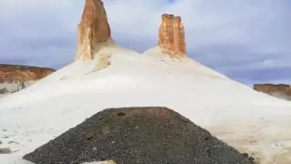 Гору щебня в районе урочища Бозжыра заметил путешественник