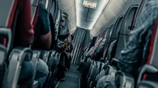 Как обезопасить себя во время турбулентности, рассказал пилот