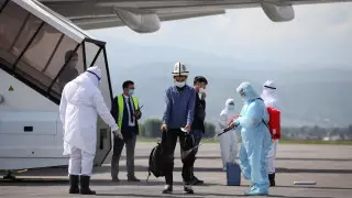 Прибывшую из ОАЭ зараженную казахстанку не пустили в самолет до Алматы