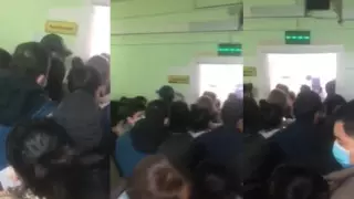 Огромную очередь в больнице в Атырау сняли на видео