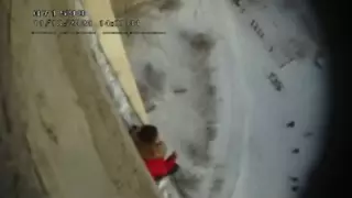 "Я никому не нужна" - полицейские показали видео спасения девушки от суицида