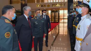 Токаев сообщил об увеличении выплат для военнослужащих