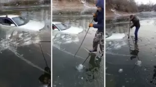 Авто провалилось под лед во время покатушек