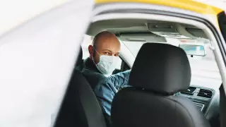 Казахстанцев попросили сообщать о таксистах без масок