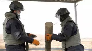 Министр обороны ознакомился с ликвидацией последствий взрывов в Арыси