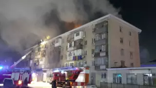 Крупный пожар охватил пятиэтажку в Актобе, эвакуированы сотни жильцов