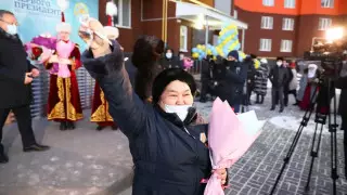 В Актобе многодетным и малообеспеченным семьям вручили ключи от квартир