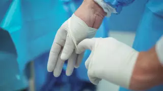 70-летнего хирурга осудили за насилие над детьми во Франции