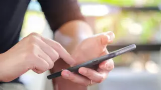 Эксперт назвал быстро разряжающие смартфон настройки-невидимки