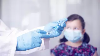 Стоит ли казахстанцам массово вакцинироваться от COVID-19 - ученый