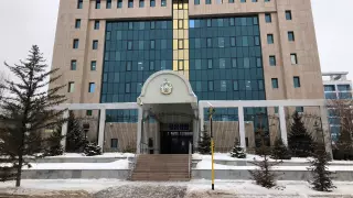 Забор установили вокруг здания ЦИК в Нур-Султане