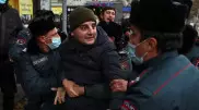 Полиция задерживает протестующих против Пашиняна в Ереване