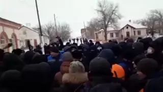 Бастующим рабочим из Жезказгана пообещали поднять зарплату