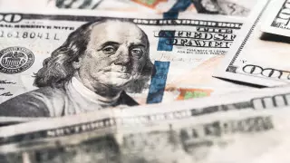 Доллар продолжает падать в цене