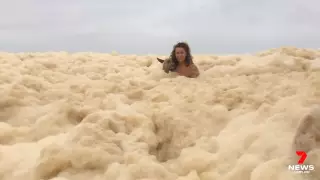 Побережье Австралии накрыл двухметровый слой океанической пены