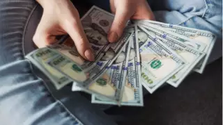 Рюкзак с 4 тысячами долларов и почти миллионом тенге украли у посетительницы кафе в Актобе