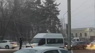 Видео с зацепившейся за гирлянды маршруткой в Талгаре рассмешило соцсети