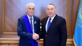 Назарбаев вручил орден бизнесмену Сарсенову