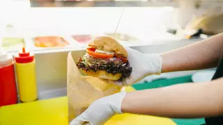 Донерным и бургерным разрешили работать круглосуточно в Алматы