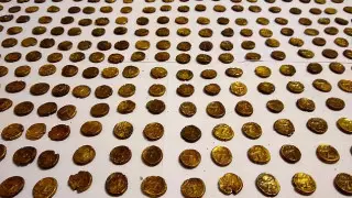 Британец во время прогулки нашел клад на 800 тысяч фунтов стерлингов