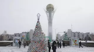 Вязаная новогодняя елка появилась в Нур-Султане