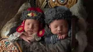 "Батыры и сұлу қыздар". Фотограф снимает младенцев в национальных костюмах 