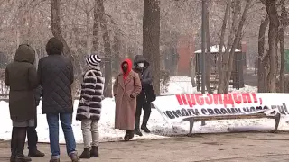 "Президент, помоги". Жертвы финансовых пирамид вышли на улицу в Алматы